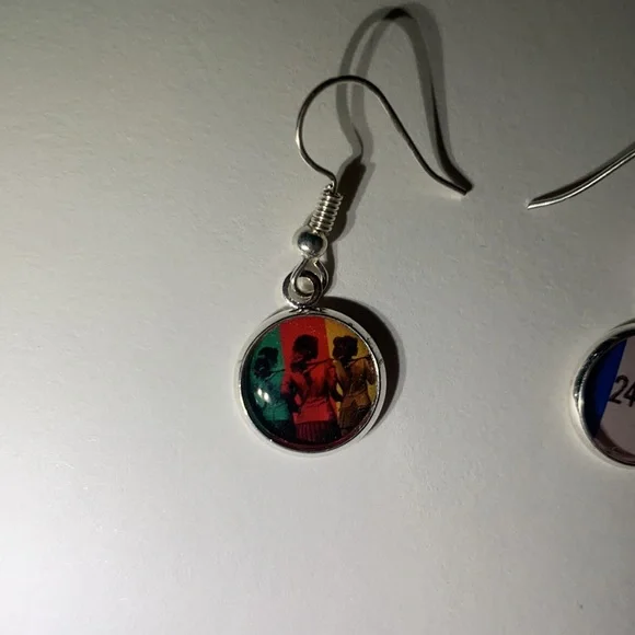 Musical-themed Earrings. - Picture 2 of 3